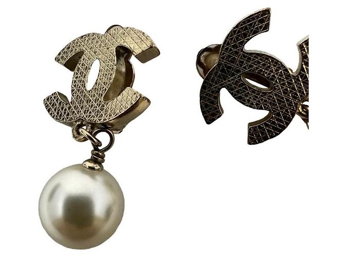 Orecchini Chanel CC Logo in Metallo Dorato con Perla D'oro - vista 3