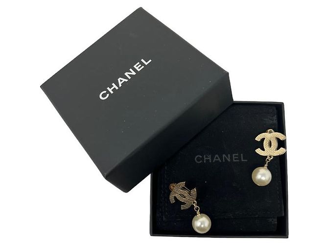 Orecchini Chanel CC Logo in Metallo Dorato con Perla D'oro - vista 5