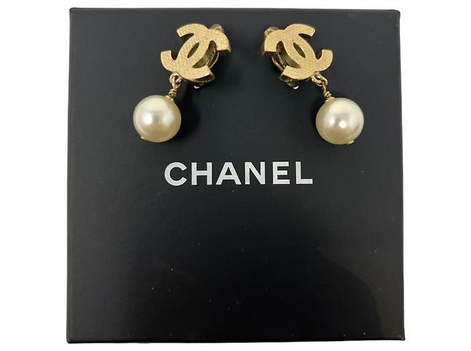 Orecchini Chanel CC Logo in Metallo Dorato con Perla D'oro - vista 6