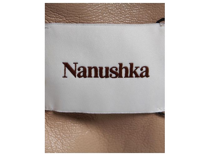 Nanushka Jayce gerafftes Midikleid aus hellbraunem Kunstleder - Ansicht 4