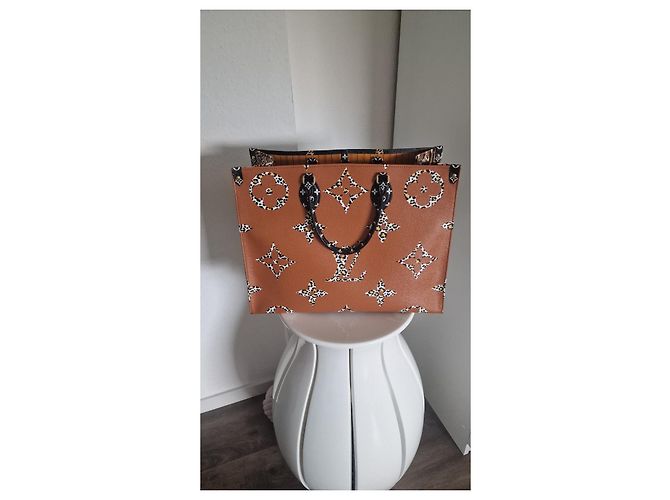 Borsa a mano Louis Vuitton Onthego GM Jungle in pelle nera leopardata Nero Bianco Stampa leopardo Caramello - vista 10