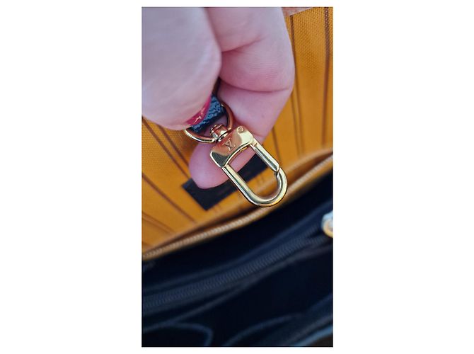 Borsa a mano Louis Vuitton Onthego GM Jungle in pelle nera leopardata Nero Bianco Stampa leopardo Caramello - vista 2