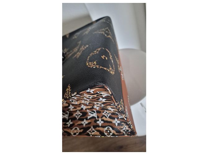 Borsa a mano Louis Vuitton Onthego GM Jungle in pelle nera leopardata Nero Bianco Stampa leopardo Caramello - vista 8
