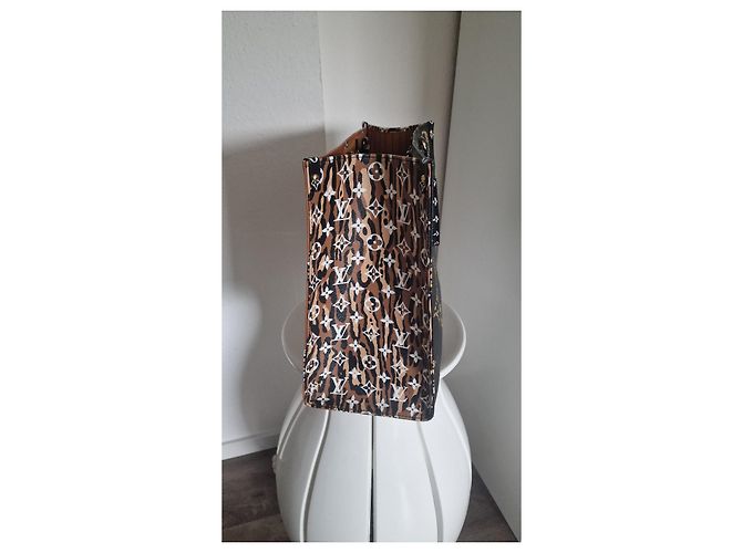 Borsa a mano Louis Vuitton Onthego GM Jungle in pelle nera leopardata Nero Bianco Stampa leopardo Caramello - vista 9