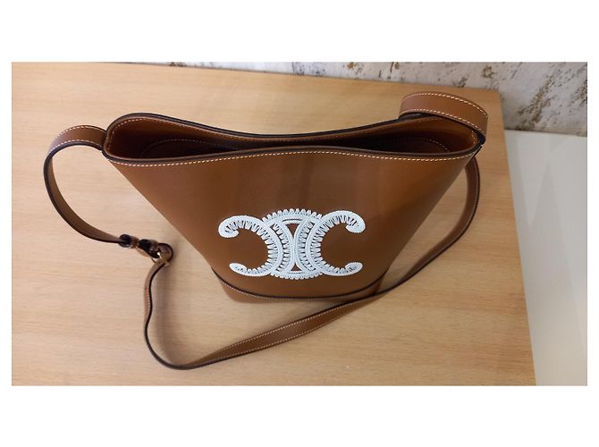 Watch me Céline BOLSA BALDE DE COURO TRIOMPHE PEQUENA COM BORDADO TRIOMPHE TAN - vista 2