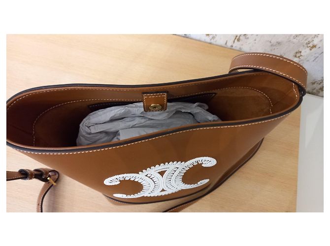 Watch me Céline BOLSA BALDE DE COURO TRIOMPHE PEQUENA COM BORDADO TRIOMPHE TAN - vista 3