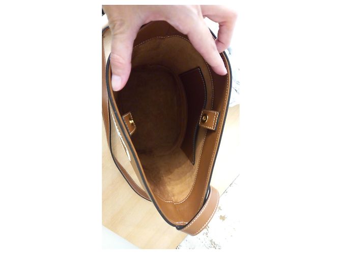 Watch me Céline BOLSA BALDE DE COURO TRIOMPHE PEQUENA COM BORDADO TRIOMPHE TAN - vista 4