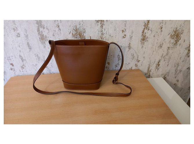 Watch me Céline BOLSA BALDE DE COURO TRIOMPHE PEQUENA COM BORDADO TRIOMPHE TAN - vista 8