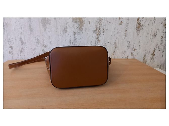 Watch me Céline BOLSA BALDE DE COURO TRIOMPHE PEQUENA COM BORDADO TRIOMPHE TAN - vista 9