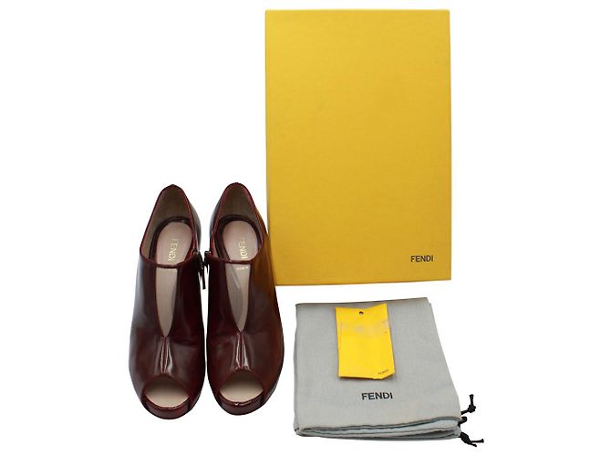 Botines peep-toe con abertura Fendi en cuero burdeos - vista 2