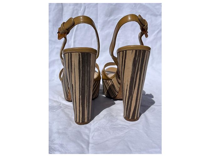 Prada Hellbraune Sandalen mit gemustertem Holzabsatz und Plateau Karamell - Ansicht 4