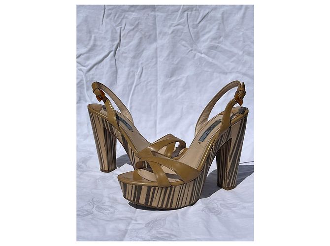 Prada Hellbraune Sandalen mit gemustertem Holzabsatz und Plateau Karamell - Ansicht 5