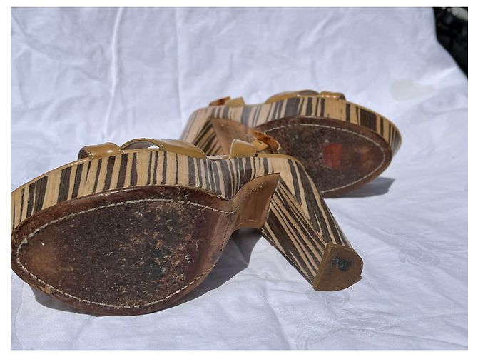Prada Hellbraune Sandalen mit gemustertem Holzabsatz und Plateau Karamell - Ansicht 6