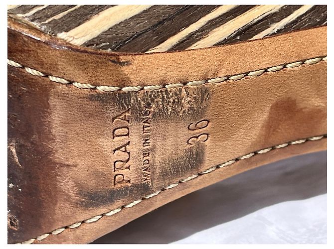 Prada Hellbraune Sandalen mit gemustertem Holzabsatz und Plateau Karamell - Ansicht 7