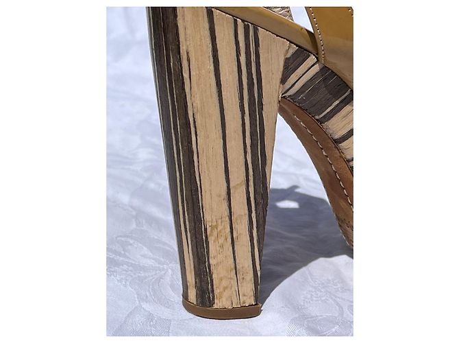 Prada Hellbraune Sandalen mit gemustertem Holzabsatz und Plateau Karamell - Ansicht 8