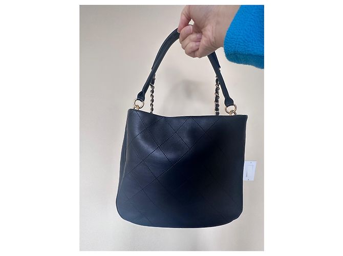 Chanel 22b Maxi Hobo Preto em couro de bezerro liso acolchoado - vista 2