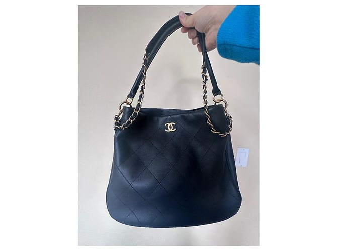 Chanel 22b Maxi Hobo Preto em couro de bezerro liso acolchoado - vista 3