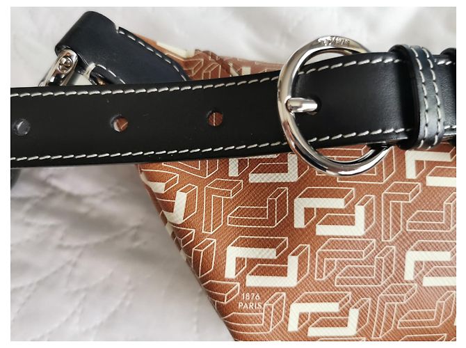 Lancel Camel Gürteltasche aus schwarzem Leder und Canvas Karamell Silber Hardware - Ansicht 16