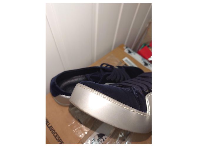 Chanel blu/pelle grigia/Sneaker con lacci in velluto CC Logo Grigio - vista 10