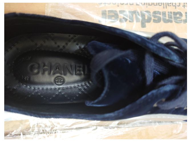 Chanel blu/pelle grigia/Sneaker con lacci in velluto CC Logo Grigio - vista 19