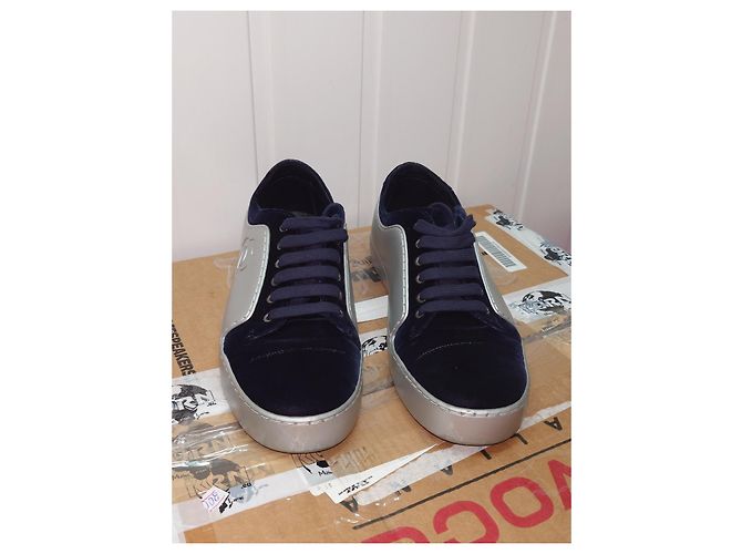 Chanel blu/pelle grigia/Sneaker con lacci in velluto CC Logo Grigio - vista 2