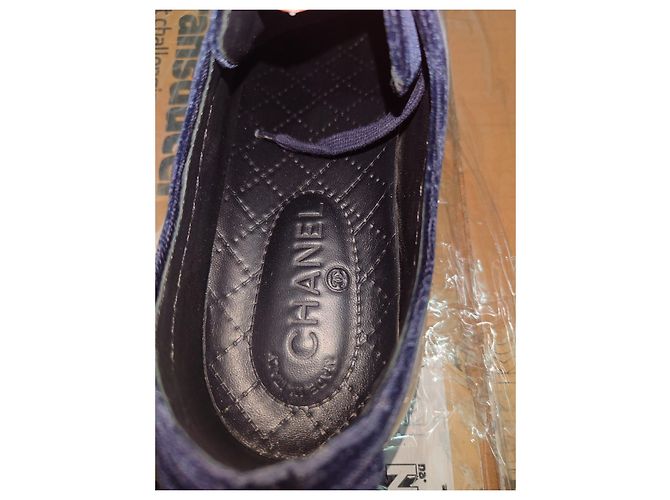 Chanel blu/pelle grigia/Sneaker con lacci in velluto CC Logo Grigio - vista 20