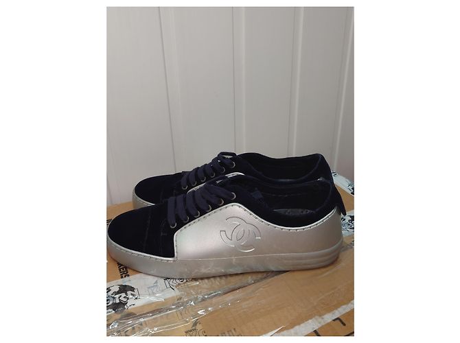 Chanel blu/pelle grigia/Sneaker con lacci in velluto CC Logo Grigio - vista 3