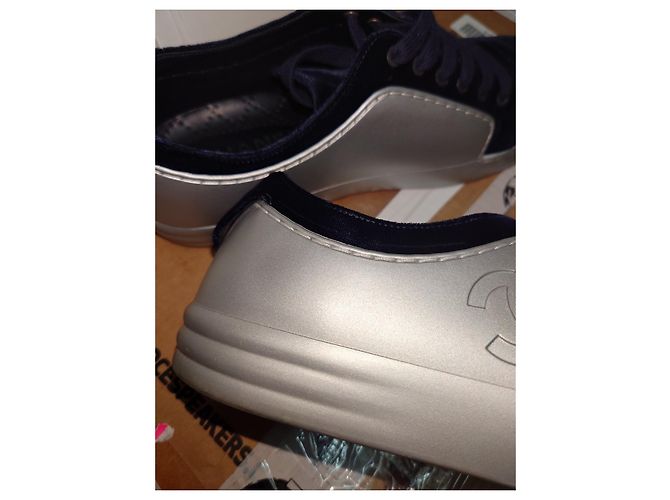 Chanel blu/pelle grigia/Sneaker con lacci in velluto CC Logo Grigio - vista 7
