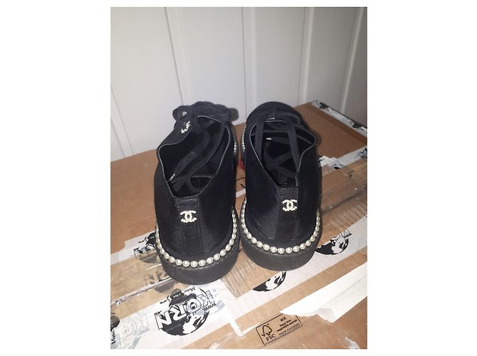 Sneaker piatta con lacci CC nero satinato Chanel Taglia 37 US 7 UK 4 AU 6 - vista 3