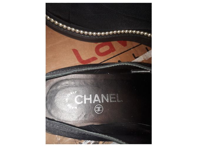 Sneaker piatta con lacci CC nero satinato Chanel Taglia 37 US 7 UK 4 AU 6 - vista 5