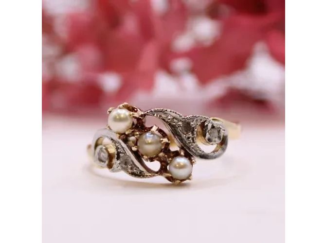 Autre Marque Belle Epoque-Trilogie-Ring aus feinen Perlen und Diamanten, eingefasst in Gelb- und Weißgold 18 Karat Gold hardware - Ansicht 2