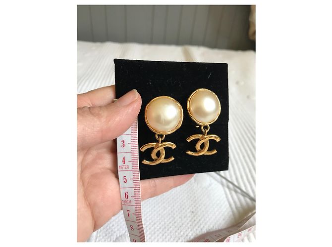 Chanel CC Logo Perlenohrringe Gold Gold hardware - Ansicht 2