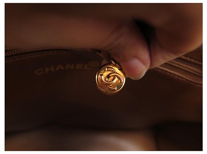 Medaillon BOLSA DE MÃO DE COURO CHANEL CABAS SHOPPING MEDALHÃO MARROM ACOLCHOADA - vista 10