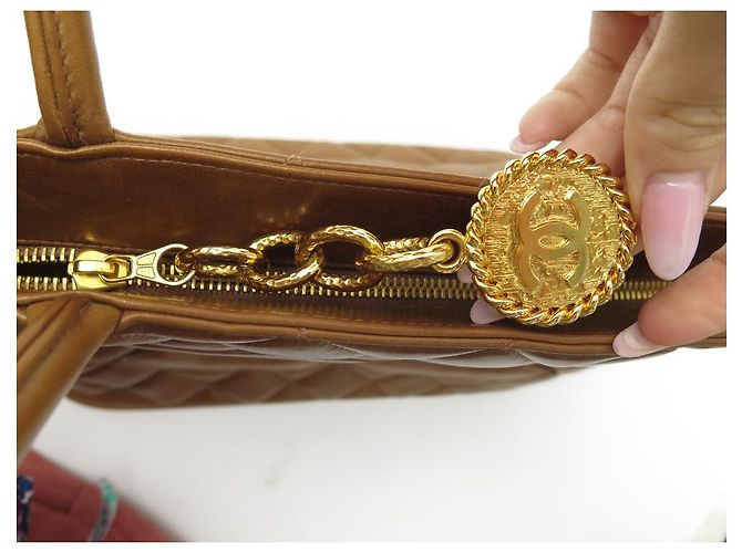 Medaillon BOLSA DE MÃO DE COURO CHANEL CABAS SHOPPING MEDALHÃO MARROM ACOLCHOADA - vista 14