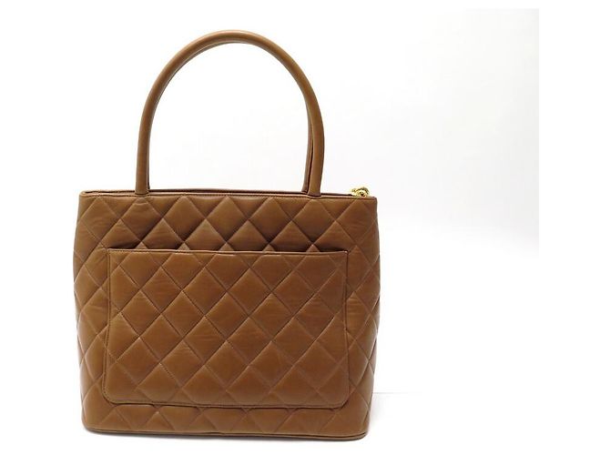 Medaillon BOLSA DE MÃO DE COURO CHANEL CABAS SHOPPING MEDALHÃO MARROM ACOLCHOADA - vista 2