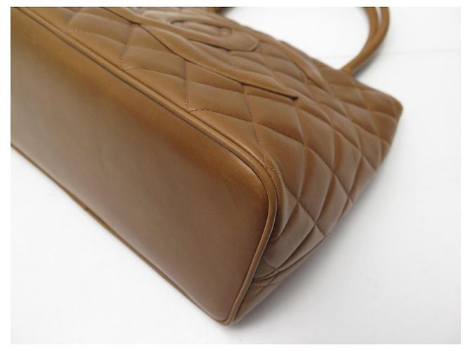 Medaillon BOLSA DE MÃO DE COURO CHANEL CABAS SHOPPING MEDALHÃO MARROM ACOLCHOADA - vista 3
