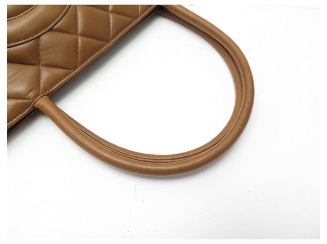 Medaillon BOLSA DE MÃO DE COURO CHANEL CABAS SHOPPING MEDALHÃO MARROM ACOLCHOADA - vista 4