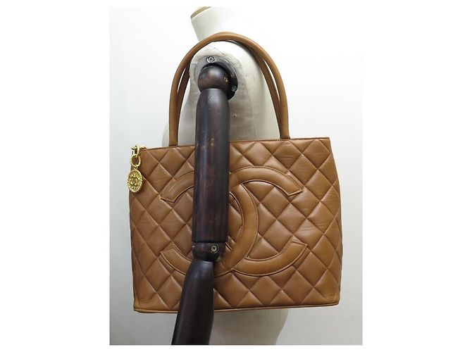 Medaillon BOLSA DE MÃO DE COURO CHANEL CABAS SHOPPING MEDALHÃO MARROM ACOLCHOADA - vista 6