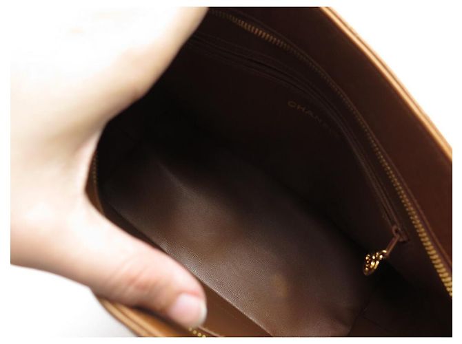 Medaillon BOLSA DE MÃO DE COURO CHANEL CABAS SHOPPING MEDALHÃO MARROM ACOLCHOADA - vista 7