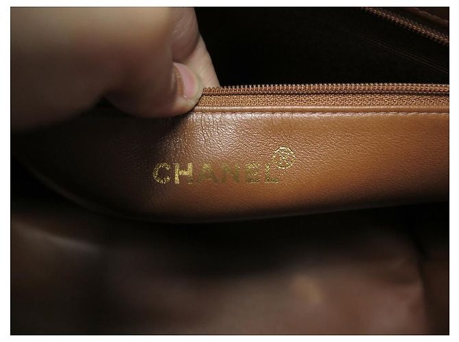 Medaillon BOLSA DE MÃO DE COURO CHANEL CABAS SHOPPING MEDALHÃO MARROM ACOLCHOADA - vista 8