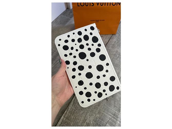 Neverfull Louis Vuitton Kusama pochette mai piena Nero Bianco - vista 3