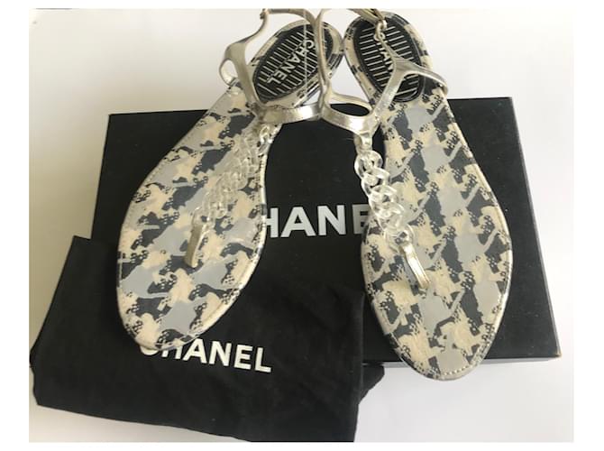 Sandali Infradito Chanel CC Pelle Argento Nero Grigio - vista 2