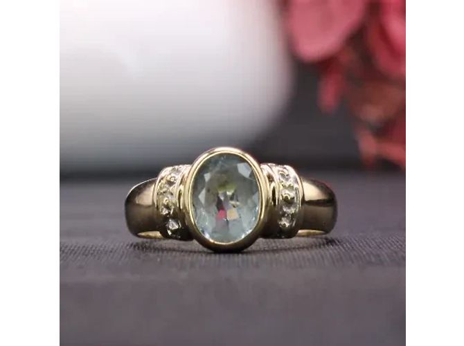 Autre Marque Ovaler Aquamarinring mit Lünette aus Gelbgold 18 Karat Hellblau Gold hardware - Ansicht 2