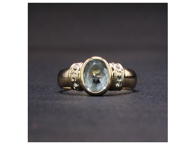 Autre Marque Ovaler Aquamarinring mit Lünette aus Gelbgold 18 Karat Hellblau Gold hardware - Ansicht 3