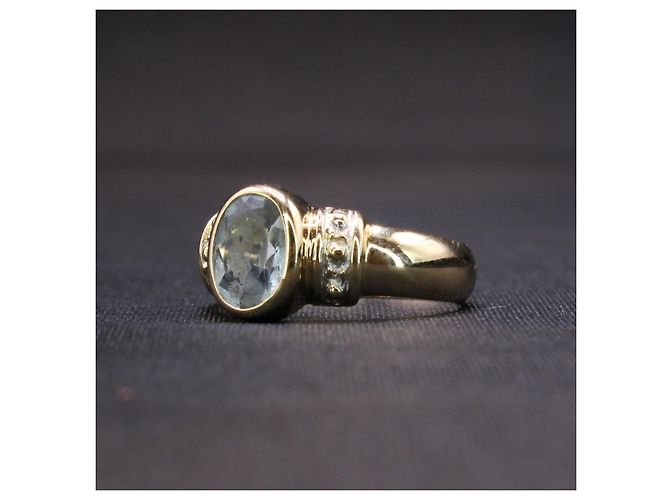 Autre Marque Ovaler Aquamarinring mit Lünette aus Gelbgold 18 Karat Hellblau Gold hardware - Ansicht 4