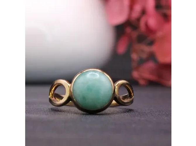 Autre Marque Anillo de oro amarillo con piedra verde ovalada y engaste de bisel 18 quilates Gold hardware - vista 2