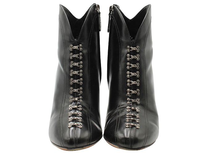 Alaïa Bota Alaia com detalhe de gancho e olho em couro preto - vista 2