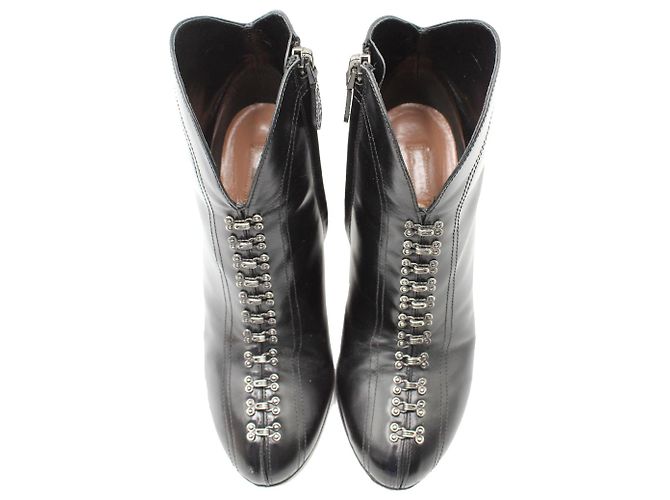 Alaïa Bota Alaia com detalhe de gancho e olho em couro preto - vista 3