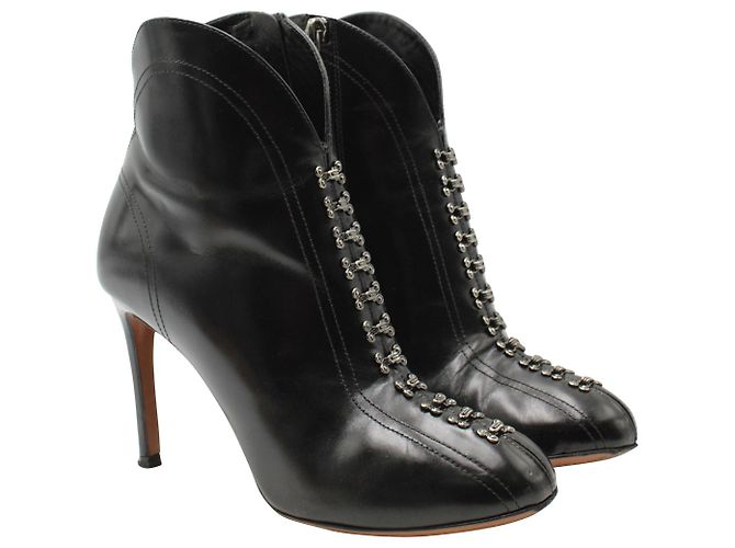 Alaïa Bota Alaia com detalhe de gancho e olho em couro preto - vista 4