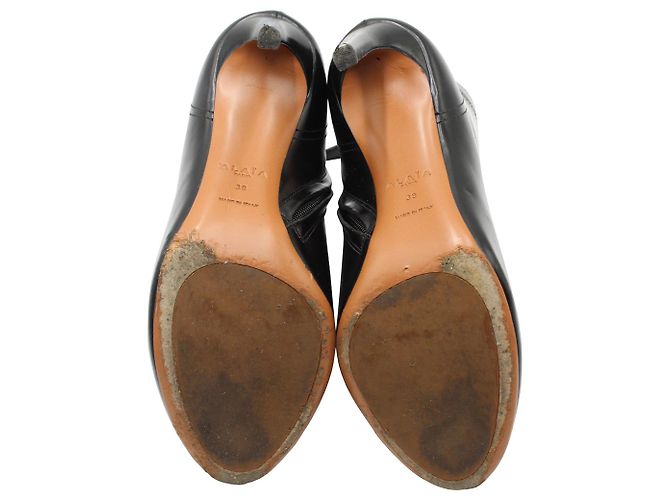 Alaïa Bota Alaia com detalhe de gancho e olho em couro preto - vista 6